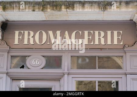 Fromagerie Shop Schriftzug französisch bedeutet Käseladen an der Fassade der Boutique Stockfoto