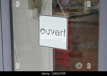 der französische text „Come in open Boutique“ bedeutet, dass die Schaufenster mit dem Schild „Shop Restaurant Cafe Store“ geöffnet sind Stockfoto