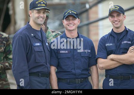 Vizeadmiral Thad Allen und Captain Thomas Atkin Visit - 26-HK-5-1. Hurrikan Katrina Stockfoto