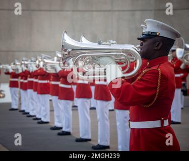 Staff Sgt. Evan Middleton, Musiker, „The Commandant’s own“, USA Marine Drum and Bugle Corps, Auftritte im National Museum of the Marine Corps, Quantico, Virginia, 24. August 2022. "The Commandant’s Own" spielte mehrere Lieder, um den Corps-Esprit zu präsentieren und die Generationen vor uns zu ehren. Stockfoto