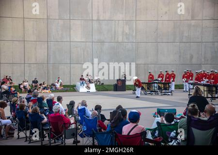 Chief Warrant Officer 2 Courtney Lawrence, Director, ‚The Commandant's Own‘, USA Marine Drum and Bugle Corps, verbeugt sich nach einer Aufführung im National Museum of the Marine Corps, Quantico, Virginia, 24. August 2022. "The Commandant’s Own" spielte mehrere Lieder, um den Corps-Esprit zu präsentieren und die Generationen vor uns zu ehren. Stockfoto