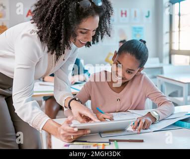 Tablet-Schulung, Lehrerin und Kind lernen, Schreiben und digitale Unterstützung, Helfer und Mentor im Klassenzimmer. Schwarze Frau oder Person, die das Kind unterrichtet Stockfoto