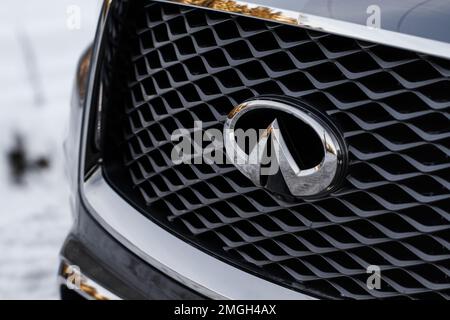 MOSKAU, RUSSLAND - 11. DEZEMBER 2021 Infiniti QX80 (QX56) moderner SUV mit Nahaufnahme des Kühlergrills. Moderne Nahaufnahme des Kühlergrills. Raster des Autos. Radia Stockfoto