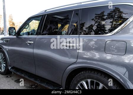 MOSKAU, RUSSLAND - 11. DEZEMBER 2021 Infiniti QX80 (QX56), SUV in Standardgröße. Nahaufnahme von außen, Seitenansicht. Modell Infiniti QX80 mit Allradantrieb. Stockfoto