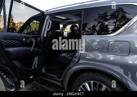 MOSKAU, RUSSLAND - 11. DEZEMBER 2021 Infiniti QX80 (QX56), SUV in Standardgröße. Nahaufnahme von außen, Seitenansicht. Modell Infiniti QX80 mit Allradantrieb. Stockfoto