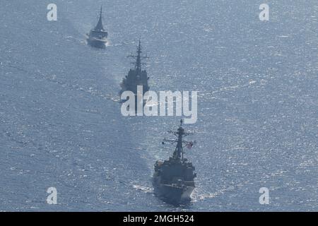 220824-N-DH616-2031-MITTELMEER-24. August 2022. Das SNMG2-Flaggschiff USS Forrest Sherman (DDG 98) der ständigen NATO Maritime Group Two und das Mitglied der Arbeitsgruppe ESPS Almirante Juan De Borbon (F-102) führten eine Segelübung mit Corvette ENS El Fateh der Klasse Gowind durch (971). Die Übung schloss einen Hafenbesuch bis SNMG2 ab, der den alliierten NATO-Mitgliedern Gelegenheit bot, mit den ägyptischen Marinetruppen zusammenzuarbeiten. Stockfoto