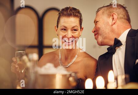 Party, Klatsch oder ältere Freunde bei einer Feier, einem Geburtstagsessen oder einer luxuriösen gesellschaftlichen Veranstaltung im Neujahr. Wein, Senioren und glückliche Frau, die sich im Spaß anfreunden Stockfoto