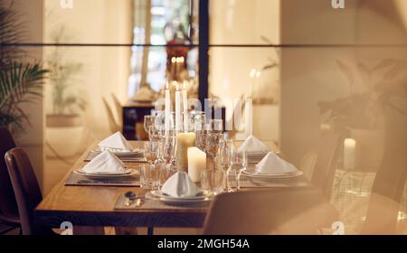Restaurant, gehobenes Essen oder Festessen am Tisch, Geburtstagsfeier oder Silvesterfeier bei einer luxuriösen gesellschaftlichen Veranstaltung. Leer, niemand oder Dekoration mit Champagner Stockfoto