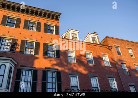 Ein klassisches, mehrstöckiges Apartment aus rotem Backstein in strikter geometrischer Form mit Wohnräumen auf dem Dachboden und geschmiedeten Balkonen im Cambr Stockfoto