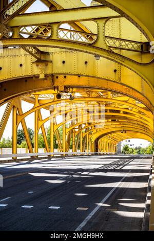 Fußgängerbrücke und Transport Golden Bridge mit markierter Straße in Sacramento Kalifornien im Sonnenlicht als Symbol der alten Archi Stockfoto