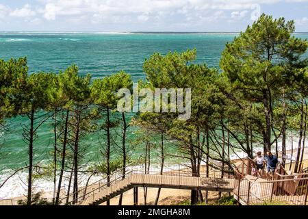 La Teste-de-Buch (Südwestfrankreich): Hölzerne Treppen des Cornice und Blick auf das Meer im Le Pyla-sur-Mer Stockfoto