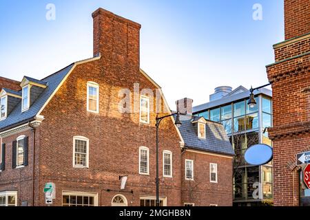 Ein klassisches, mehrstöckiges Apartment aus rotem Backstein in strikter geometrischer Form mit Wohnräumen auf dem Dachboden und geschmiedeten Balkonen im Cambr Stockfoto