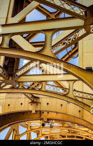 Fußgängerbrücke und Transport Golden Bridge mit markierter Straße in Sacramento Kalifornien im Sonnenlicht als Symbol der alten Archi Stockfoto