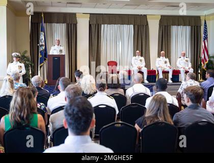 Captain Brian Hogan, kommodore, Submarine-Geschwader Acht, spricht während der Zeremonie zum Kommandowechsel der Vorkommissionseinheit Massachusetts (SSN 798) an Bord der Naval Station Norfolk am 26. August 2022. Während der Zeremonie, Commander. Michael Siedsma hat Captain Erik Lundberg als befehlshabenden Offizier von Massachusetts abgelöst. Stockfoto