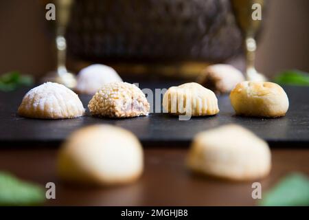 Baklava ist ein aus Pistazien oder zerdrückten Walnüssen hergestellter Kuchen, der in einem Phyllo-Teig verteilt und in Sirup oder Honigsirup gebadet wird. Stockfoto