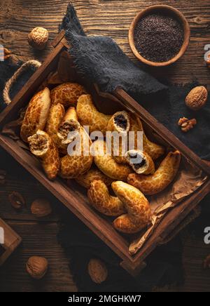 Bratislava-Brötchen mit gemahlenem Mohn und Walnussfüllung, traditionelles süßes kurzes Gebäck in der Slowakei Stockfoto