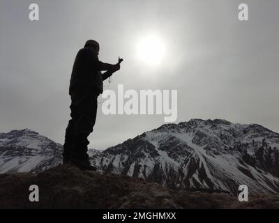 Spiti, Himachal Pradesh, Indien - 1. April 2021 : Foto eines Vloggers im Oberen Himalaya, lokales traditionelles Haus. Stockfoto