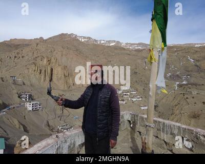 Spiti, Himachal Pradesh, Indien - 1. April 2021 : Foto eines Vloggers im Oberen Himalaya, lokales traditionelles Haus. Stockfoto