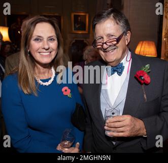 Georgina Herzogin von Norfolk mit berühmtem Antiquitätenhändler Tim Wonnacott Stockfoto