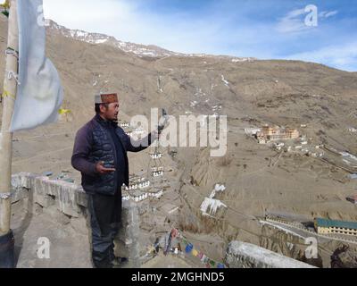 Spiti, Himachal Pradesh, Indien - 1. April 2021 : Foto eines Vloggers im Oberen Himalaya, lokales traditionelles Haus. Stockfoto