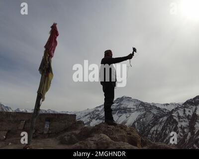 Spiti, Himachal Pradesh, Indien - 1. April 2021 : Foto eines Vloggers im Oberen Himalaya, lokales traditionelles Haus. Stockfoto