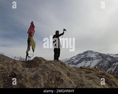 Spiti, Himachal Pradesh, Indien - 1. April 2021 : Foto eines Vloggers im Oberen Himalaya, lokales traditionelles Haus. Stockfoto