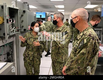 GROSSE SEEN, Illinois (24. August 2022) Electronics Technician 1. Class Tracy Spencer, Left, zugewiesen zum Surface Combat Systems Training Command Great Lakes (SCSTC), erklärt den T1 RADAR Teilausbilder an Rear ADM. Pete Garvin, Commander, Naval Education and Training Command (NETC), Center, Und NETC Force Master Chief Matt Harris, rechts, an der "A" Schule für Elektroniktechniker/Feuerwehrmann in Great Lakes, Illinois, 24. August 2022. Der T1 RADAR Teilübungstrainer vermittelt Seeleuten die grundlegenden Funktionsprinzipien, die für die Fehlersuche an der Ausrüstung und die Durchführung notwendiger Reparaturen erforderlich sind. Als Eigentümer von t Stockfoto