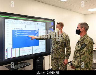 GROSSE SEEN, Illinois (24. August 2022) Gas Turbine Systems Technician (Mechanical) 1. Class Jeremy Pierce, Left, zugewiesen an Surface Warfare Engineering School Command, bespricht einen Multipurpose Reconfigurable Training System 3D® (MRTS 3D®) Simulator mit Rear ADM. Pete Garvin, Commander, Naval Education and Training Command (NETC), An der Gas Turbine Systems Technician-Mechanical (GSM) ‚C‘ School in Great Lakes, Illinois, 24. August 2022. Die Fehlerbehebungsfunktion Rolls Royce AG9140RF Full Authority Digital Control MRTS 3D® bietet Seeleuten eine virtuelle Schulungsmethode, bei der Fehlersuche und -Behebung durchgeführt werden Stockfoto