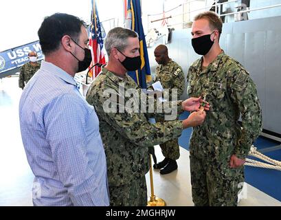 GROSSE SEEN, Illinois (24. August 2022) Rear ADM. Pete Garvin, Commander, Naval Education and Training Command (NETC), Center, präsentiert die Navy and Marine Corps Achievement Medal an Boatswains Mate Seaman Phillip M. Beene, der dem Surface Warfare Engineering School Command (SWESC) in Great Lakes, Illinois, 24. August 2022, zugewiesen wurde. Beene wurde für die Rettung eines Militärveterans und seines Assistenztieres vor dem Ertrinken ausgezeichnet. Als Eigentümer der Säule „Force Development“ innerhalb von MyNavy HR leitet Garvin die MISSION DES NETC, um die Mitarbeiter des Landes zu rekrutieren, auszubilden und zu entsenden und sie von der Straße zur Flotte zu bringen Stockfoto