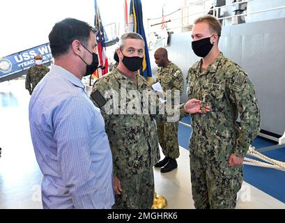 GROSSE SEEN, Illinois (24. August 2022) Rear ADM. Pete Garvin, Commander, Naval Education and Training Command (NETC), Center, präsentiert die Navy and Marine Corps Achievement Medal an Boatswains Mate Seaman Phillip M. Beene, der dem Surface Warfare Engineering School Command (SWESC) in Great Lakes, Illinois, 24. August 2022, zugewiesen wurde. Beene wurde für die Rettung eines Militärveterans und seines Assistenztieres vor dem Ertrinken ausgezeichnet. Als Eigentümer der Säule „Force Development“ innerhalb von MyNavy HR leitet Garvin die MISSION DES NETC, um die Mitarbeiter des Landes zu rekrutieren, auszubilden und zu entsenden und sie von der Straße zur Flotte zu bringen Stockfoto