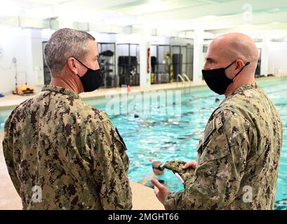 GROSSE SEEN, Illinois (24. August 2022) Master Chief Explosive Ordnance Disposal Technician Robert Wandel, Right, dem Center for Explosive Ordnance Disposal and Diving (CEODD) zugeteilt, bespricht die Ausbildung mit Rear ADM. Pete Garvin, Commander, Naval Education and Training Command (NETC), während eines Besuchs beim CEODD in Great Lakes, Illinois, 24. August 2022. Auf der Lernseite werden zwei Kurse für Kandidaten für die Sprengstoffbeseitigung (EOD), Navy Diver (ND) und Diving Medical Technician (DMT) angeboten. Der 18-tägige Vorbereitungskurs soll Seeleute auf die EOD- und ND-A-Schulen durch Prov. Vorbereiten Stockfoto