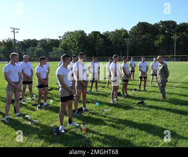 GROSSE SEEN, Illinois (24. August 2022) Hinten-Einsatzleiter Pete Garvin, rechts, Commander, Naval Education and Training Command (NETC), spricht mit Kandidaten für Sondereinsätze der Navy, nachdem sie einen 3-Meilen-Lauf im Center for Explosive Ordnance Disposal and Diving (CEODD) in Great Lakes, Illinois, 24. August 2022 absolviert haben. Auf der Lernseite werden zwei Kurse für Kandidaten für die Sprengstoffbeseitigung (EOD), Navy Diver (ND) und Diving Medical Technician (DMT) angeboten. Der 18-tägige Vorbereitungskurs soll Seeleute auf die EOD- und ND-A-Schulen vorbereiten, indem er Ausbildung und Mentoring im Einstiegsaquat anbietet Stockfoto