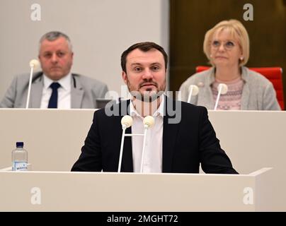 Potsdam, Deutschland. 26. Januar 2023. 26. Januar 2023, Brandenburg, Potsdam: Daniel Keller (M), parlamentarischer Sekretär der SPD-Fraktion, spricht während der Sitzung des landesparlaments Brandenburg zu der auf Antrag der SPD-Fraktion geplanten Stunde der laufenden Angelegenheiten. Ulrike Liedtke, Präsident des staatlichen parlaments, und Michael Hanko (AfD) sitzen hinter ihm. Das landesparlament Brandenburg wird am Donnerstag anlässlich der Grünen Woche der Lebensmittelmesse in Berlin zur aktuellen Stunde (9:30 Uhr) über Maßnahmen zur Unterstützung der einheimischen Landwirtschaft diskutieren. Kredit: dpa Picture Alliance/ Stockfoto