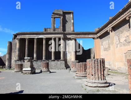 Blick vom Innenraum auf das Podium der Basilika, Pompeji, Antike Stadt in Kampanien am Golf von Neapel, beim Ausbruch des Vesuvs im Jahr 79 n. Chr. ve Stockfoto