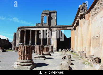 Blick vom Innenraum auf das Podium der Basilika, Pompeji, Antike Stadt in Kampanien am Golf von Neapel, beim Ausbruch des Vesuvs im Jahr 79 n. Chr. ve Stockfoto