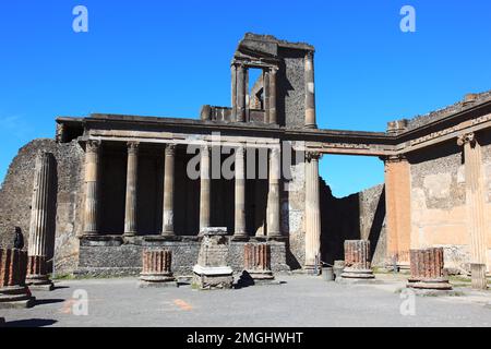 Blick vom Innenraum auf das Podium der Basilika, Pompeji, Antike Stadt in Kampanien am Golf von Neapel, beim Ausbruch des Vesuvs im Jahr 79 n. Chr. ve Stockfoto