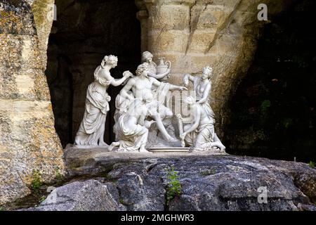 VERSAILLES, FRANKREICH - 12. MAI 2013: Dies ist die wichtigste Skulpturengruppe des Apollo-Brunnenbades. Stockfoto