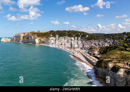 ETRETAT, FRANKREICH - 1. SEPTEMBER 2019: Dies ist ein Luftblick auf die normannische Küstenstadt und die Klippen, die sie umgeben. Stockfoto