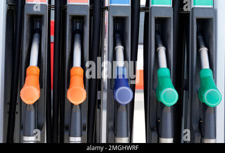 Tankstelle in der Nähe des Benzinspenders Tankstelle mit farbigen Benzinschläuchen Stockfoto