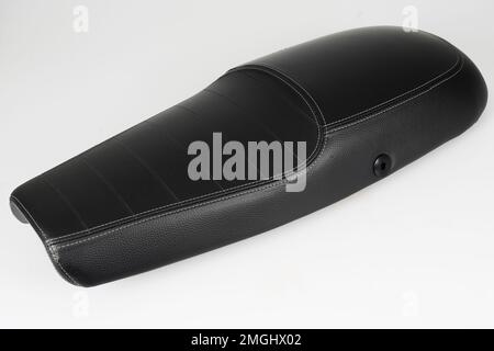 Ledersitz, klassischer Motorradsattel in schwarzer Farbe für caferacer Motorrad Stockfoto