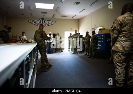 USA Air Force Chief Master Sgt. David Wolfe, Pacific Air Forces Command Chief, spricht mit Airmen des 35. Operations Support Squadron Aircrew Flight Equipment, während eines PACAF-Führungsbesuchs auf dem Misawa Air Base, Japan, am 24. August 2022. Die USA Die Haltung der Luftwaffe im Pazifik bietet tödliche Fähigkeiten, die gegnerische Aggressionen abschrecken und den Frieden und die Sicherheit in der Region verbessern. Stockfoto