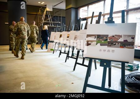 Reklametafeln, die den Grundplan des Campus zeigen, werden als USA angezeigt Air Force Chief Master Sgt. David Wolfe, Pacific Air Forces Command Chief, besichtigt den Offiziersklub im Bauwesen während eines Besuchs der PACAF-Führung auf dem Luftwaffenstützpunkt Misawa, Japan, am 24. August 2022. Wolfe besuchte Misawa, um mehr darüber zu erfahren, wie die Basis Airmen unterstützt, die weiterhin für Frieden und Stabilität in der gesamten Indo-Pazifik-Region sorgen. Stockfoto