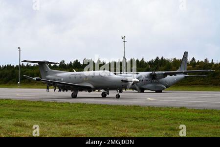 Ein finnisches Flugzeug der Klassen PC-12NG und C-295M, das den Satakunta Air Command Taxis zugewiesen wurde, bevor es während der 2022. Finnischen Luftwaffenübung (ATEX) am 24. August 2022 in Oulu, Finnland, abhebt. ATEX ist die wichtigste jährliche Übung des Luftkommandos Satakunta für Transport- und Kommunikationsflugzeuge. Die finnische Luftwaffe hat Mitglieder aus mehreren Partnerländern eingeladen, um an ATEX teilzunehmen und so die Bereitschaft im gesamten europäischen Theater zu verbessern. Die Ausbildung mit unseren Partnerländern stärkt das Engagement der NATO-Mitglieder für die Erhaltung der regionalen Stabilität. Stockfoto