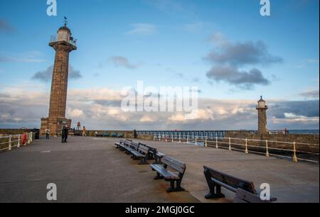 Die viktorianischen Leuchttürme, die den ein-/Ausgang vom Hafen von Whitby, North Yorkshire, Großbritannien, kennzeichnen Stockfoto