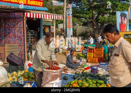 Puttaparthi, Andra Pradesh - Indien - Januar 21,2023: Ein Mann, der Chili auf einem indischen Gemüsemarkt in Puttaparti verkauft Stockfoto