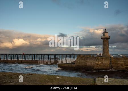 Die viktorianischen Leuchttürme, die den ein-/Ausgang vom Hafen von Whitby, North Yorkshire, Großbritannien, kennzeichnen Stockfoto