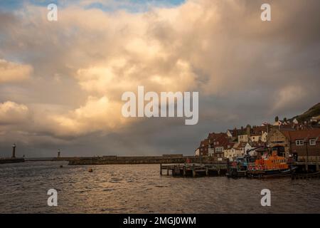 Nördlich vom östlichen Teil des Hafens von Whitby, North Yorkshire, Großbritannien Stockfoto