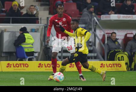 Mainz, Deutschland. 25. Januar 2023. firo : 01/25/2023, Fußball, 1. League, 1. Bundesliga, Staffel 2022/2023, FSV FSV Mainz 05 - BVB, Borussia Dortmund 1: 2 Youssoufa MOUKOKO, BVB Right versus FERNANDES/dpa/Alamy Live News Stockfoto