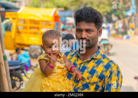 Puttaparthi, Andra Pradesh - Indien - Januar 21,2023: Porträt eines Inders mit seiner kleinen Tochter Stockfoto