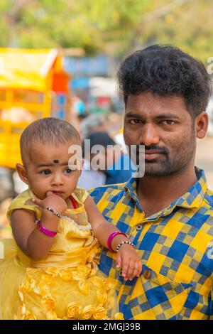 Puttaparthi, Andra Pradesh - Indien - Januar 21,2023: Porträt eines Inders mit seiner kleinen Tochter, vertikal Stockfoto